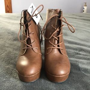 *Brand new* Women’s size 8 platform boots